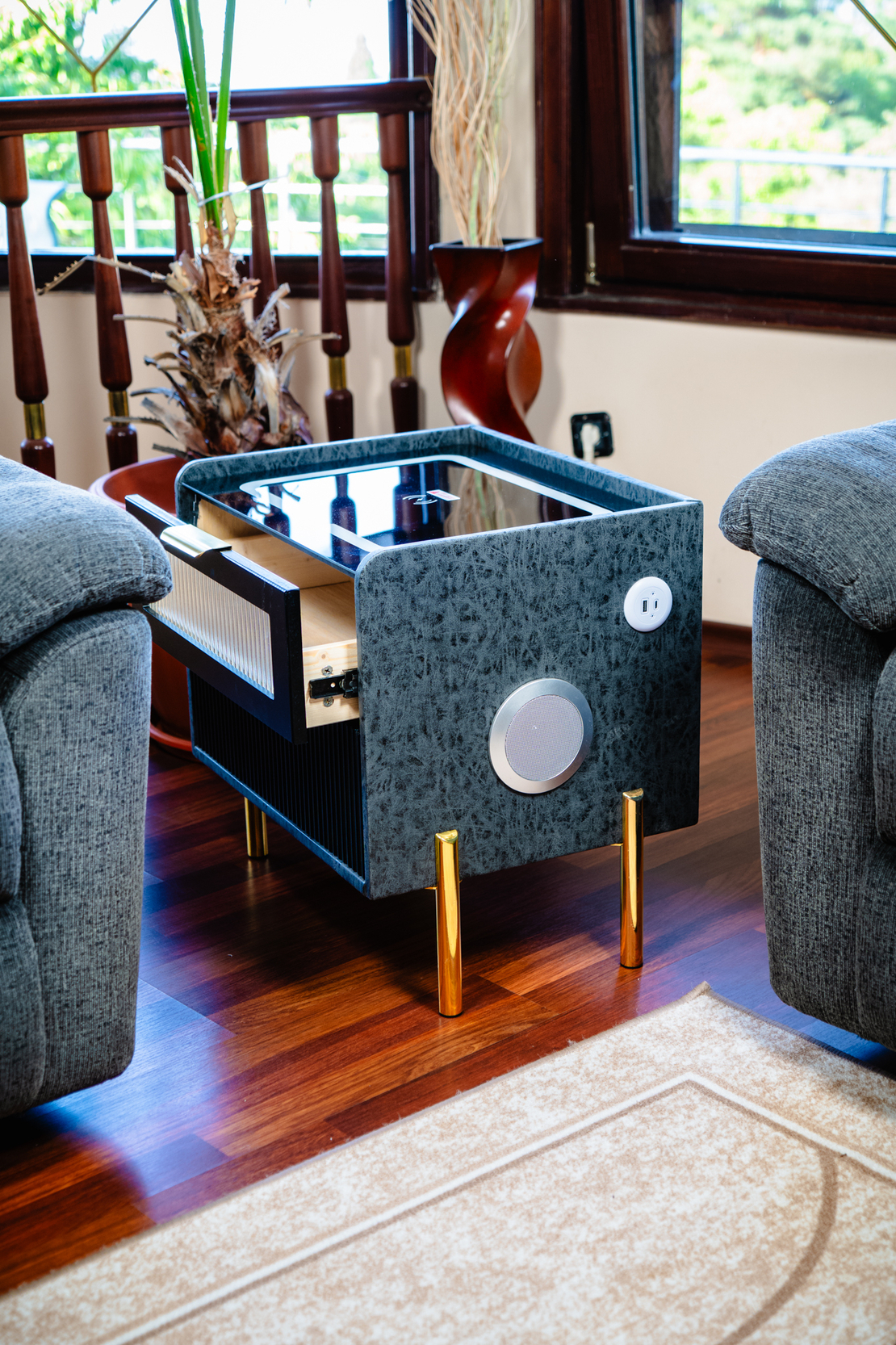 Смарт Шкаф VISION - безжично зареждане, Bluetooth стерео тонколона 20W, USB-A & USB-C, LED осветление  (Цвят: Сив & Черен)