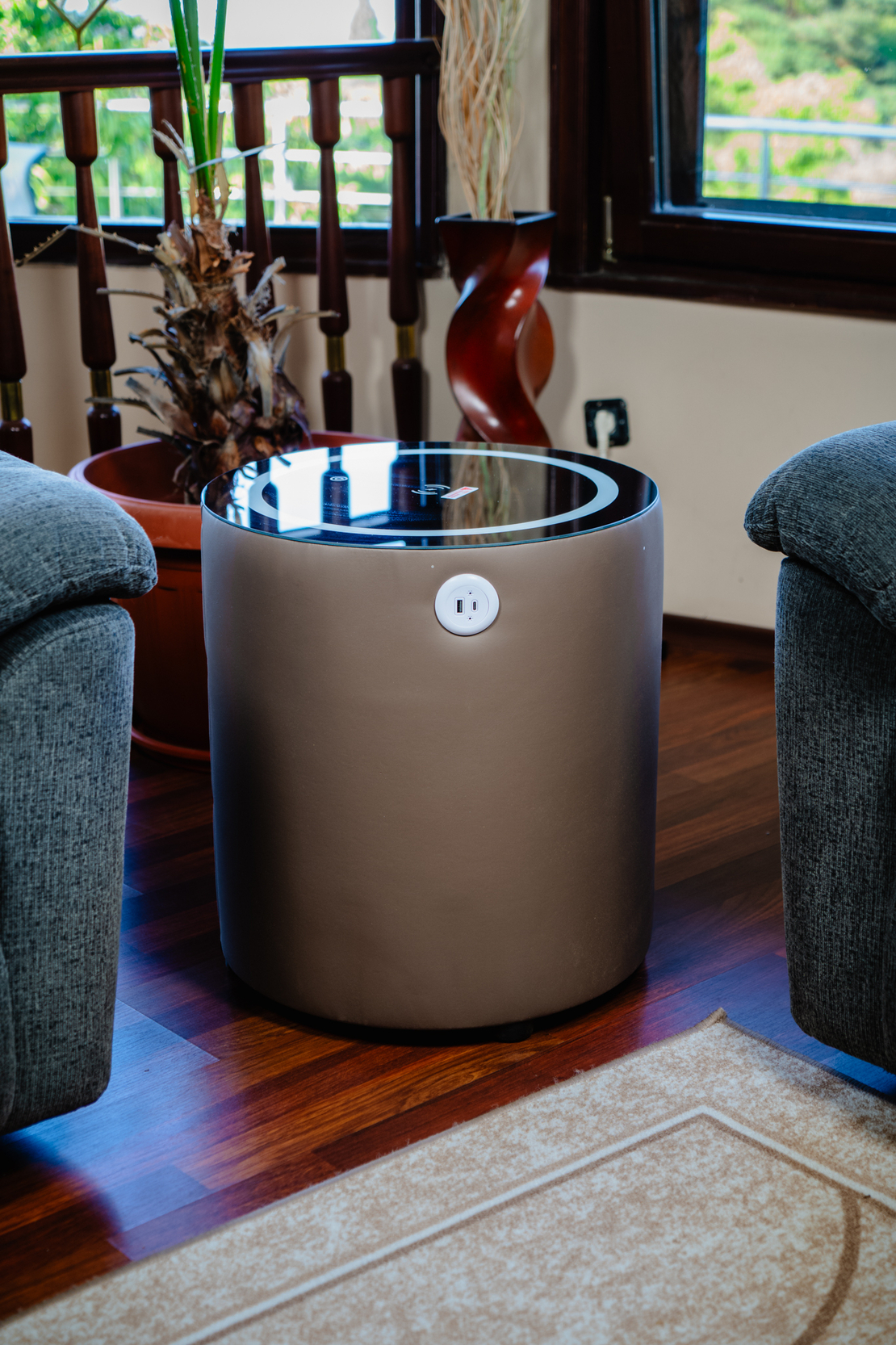 Смарт Шкаф SPHERE - безжично зареждане, Bluetooth стерео тонколона 20W, USB-A & USB-C, LED осветление (Цвят: Кафяв)