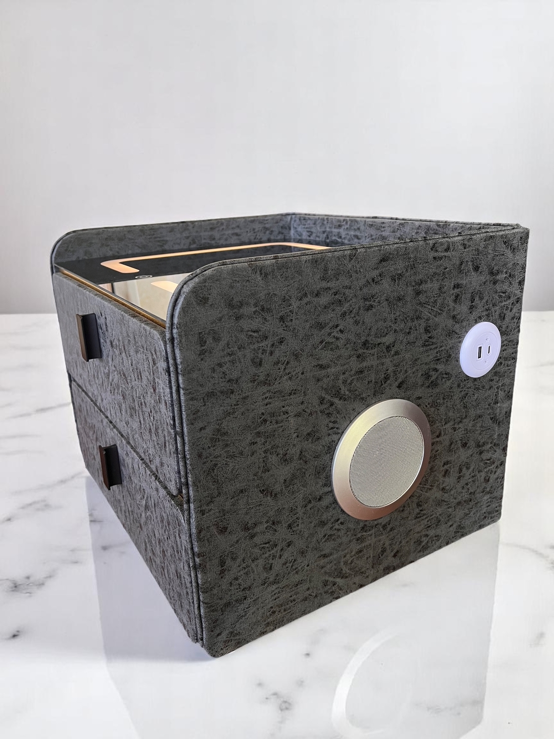 Смарт нощен шкаф с безжично зареждане, стерео тонколона, USB А & USB C порт и LED осветление - Квадратен (Цвят: Тъмно Сив с текстура), Модел: 522