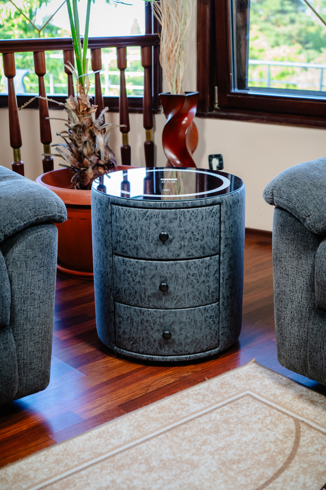 Смарт Шкаф SPHERE - безжично зареждане, Bluetooth стерео тонколона 20W, USB-A & USB-C, LED осветление (Цвят: Графитено сив с текстура)