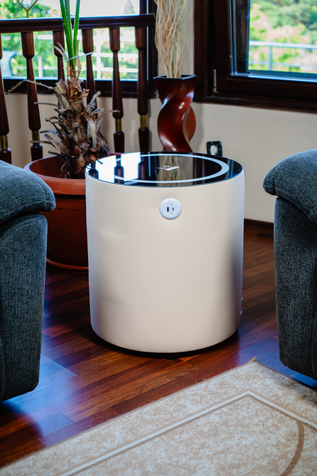 Смарт Шкаф SPHERE - безжично зареждане, Bluetooth стерео тонколона 20W, USB-A & USB-C, LED осветление (Цвят: Бежов)