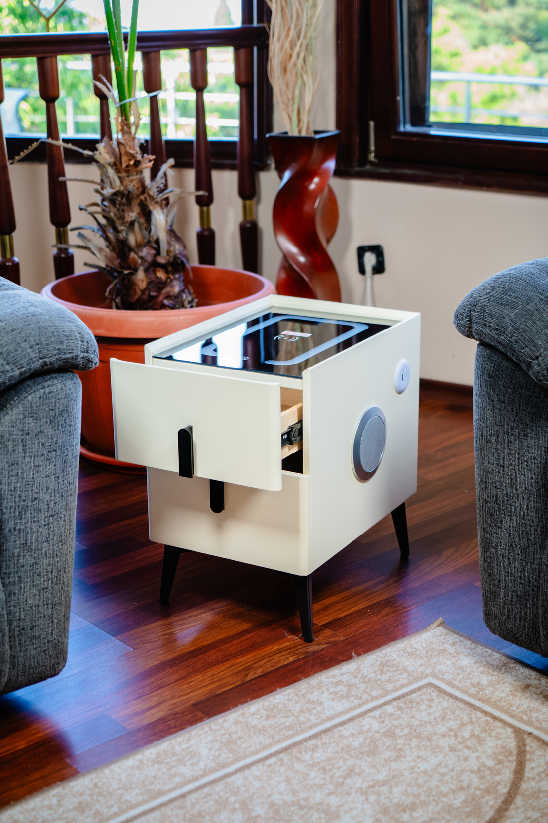 Смарт Шкаф MINI - безжично зареждане, Bluetooth стерео тонколона 20W, USB-A & USB-C, LED осветление (Бял цвят)