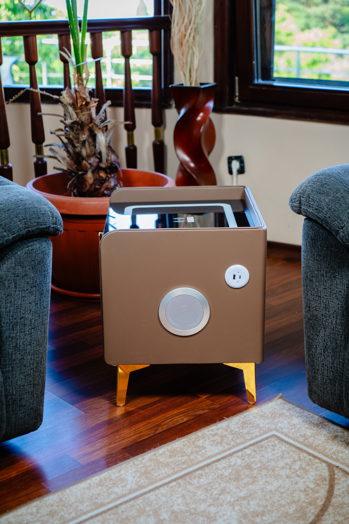 Смарт Шкаф GOLD LINE - безжично зареждане, Bluetooth стерео тонколона 20W, USB-A & USB-C, LED осветление (Цвят: Кафяв)