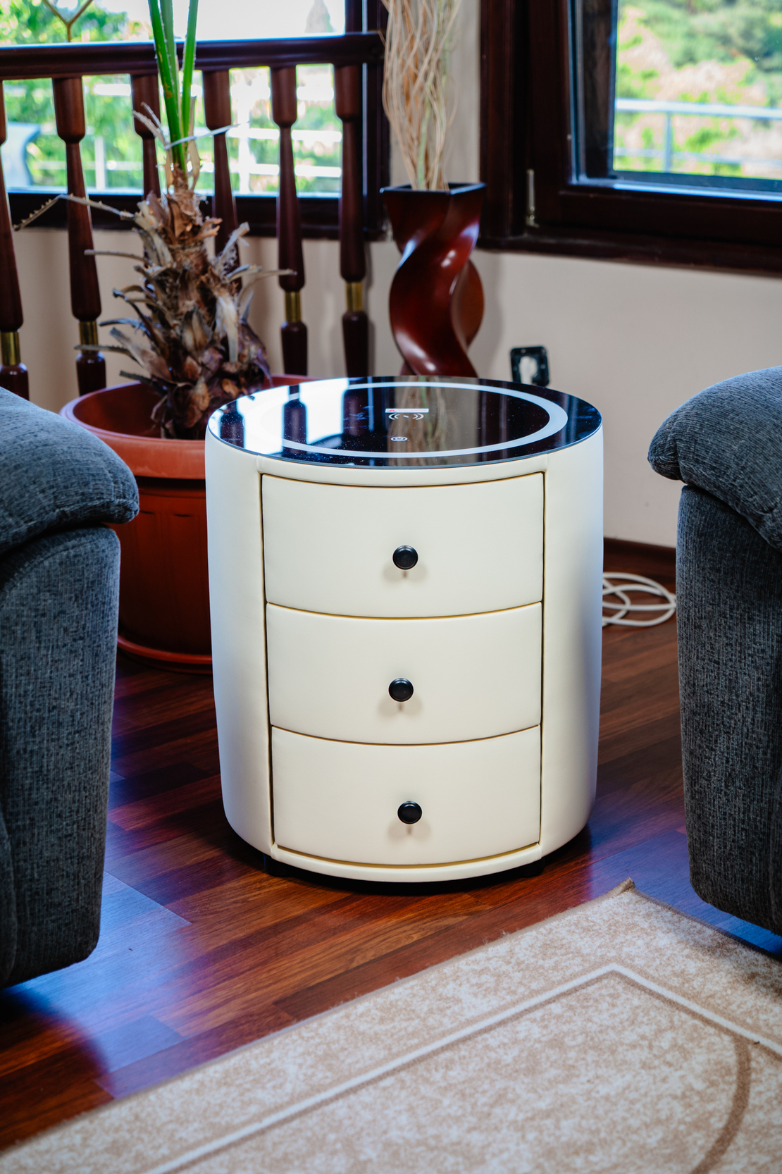 Смарт Шкаф SPHERE - безжично зареждане, Bluetooth стерео тонколона 20W, USB-A & USB-C, LED осветление (Цвят: Бял)