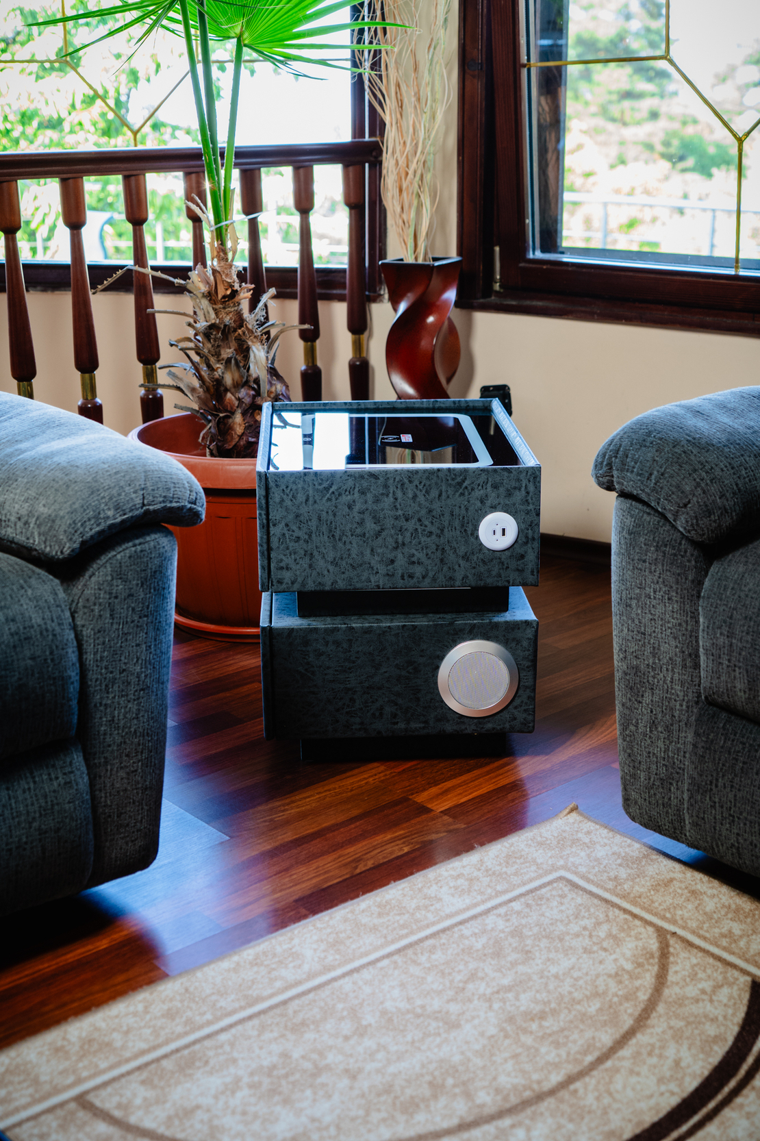 Смарт Шкаф SENSOR GLOW - безжично зареждане, Bluetooth стерео тонколона 20W, USB-A & USB-C, LED осветление (Цвят: Графитено сив с текстура)