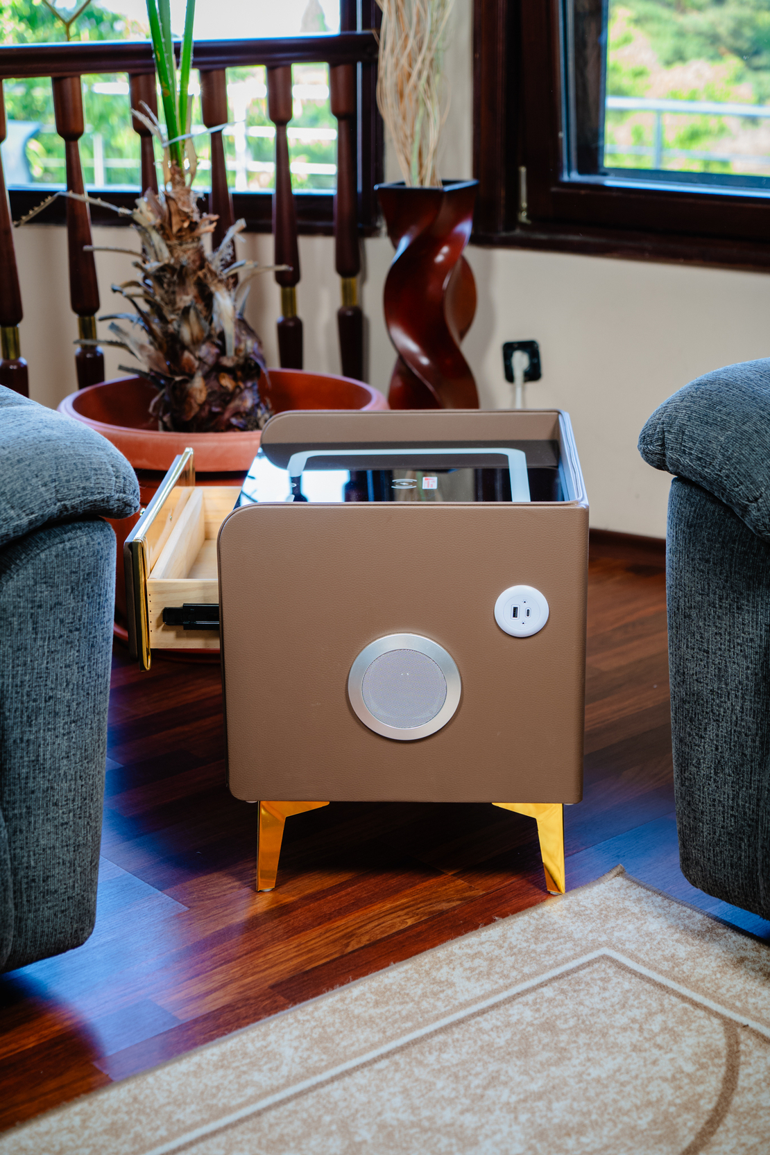 Смарт Шкаф GOLD LINE - безжично зареждане, Bluetooth стерео тонколона 20W, USB-A & USB-C, LED осветление (Цвят: Кафяв)