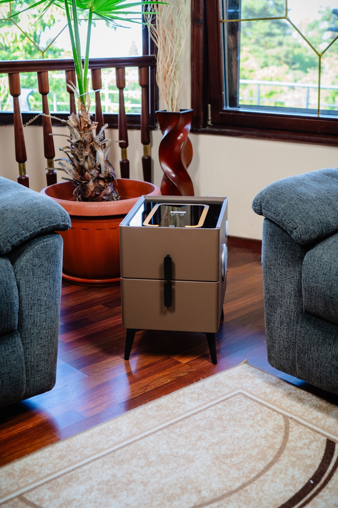 Смарт Шкаф MINI - безжично зареждане, Bluetooth стерео тонколона 20W, USB-A & USB-C, LED осветление (Кафяв)