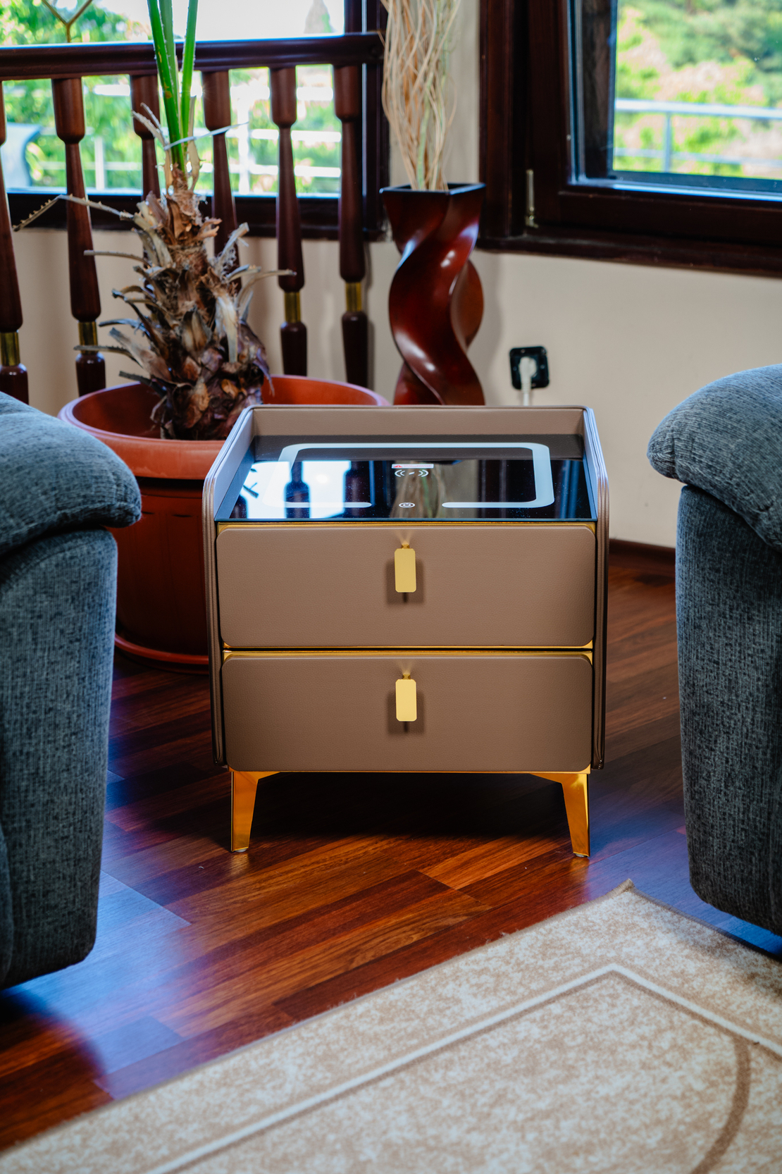 Смарт Шкаф GOLD LINE - безжично зареждане, Bluetooth стерео тонколона 20W, USB-A & USB-C, LED осветление (Цвят: Кафяв)