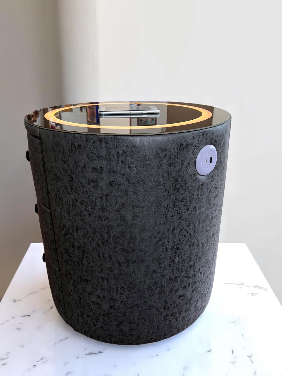 Смарт нощен шкаф с безжично зареждане, стерео тонколона, USB А & USB C порт и LED осветление - Кръгъл (Цвят: Тъмно Сив с текстура), Модел: 528