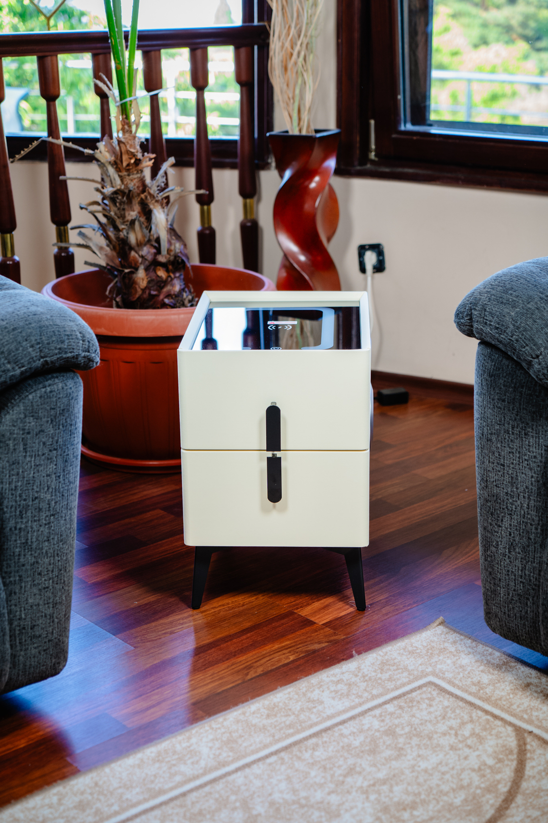 Смарт Шкаф MINI - безжично зареждане, Bluetooth стерео тонколона 20W, USB-A & USB-C, LED осветление (Бял цвят)