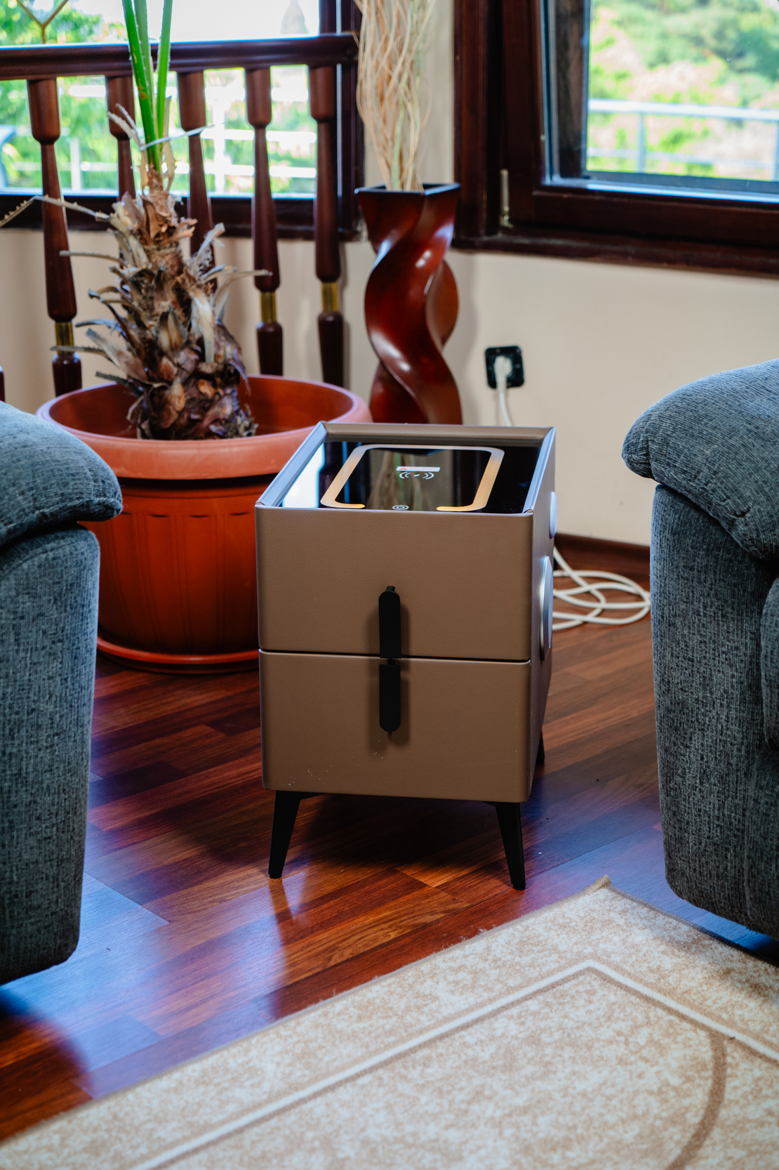 Смарт Шкаф MINI - безжично зареждане, Bluetooth стерео тонколона 20W, USB-A & USB-C, LED осветление (Кафяв)