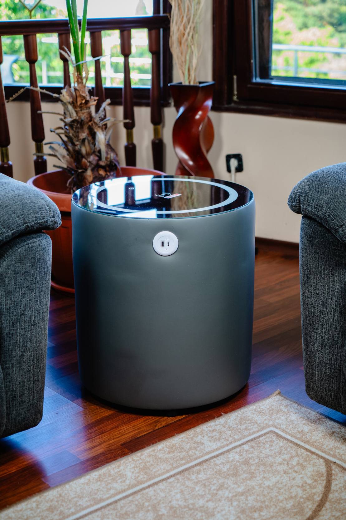 Смарт Шкаф SPHERE - безжично зареждане, Bluetooth стерео тонколона 20W, USB-A & USB-C, LED осветление (Цвят: Тъмно Сив)