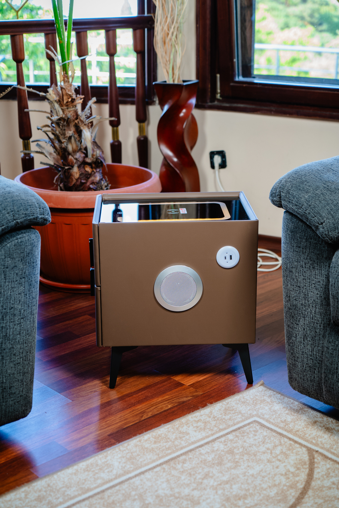 Смарт Шкаф MINI - безжично зареждане, Bluetooth стерео тонколона 20W, USB-A & USB-C, LED осветление (Кафяв)