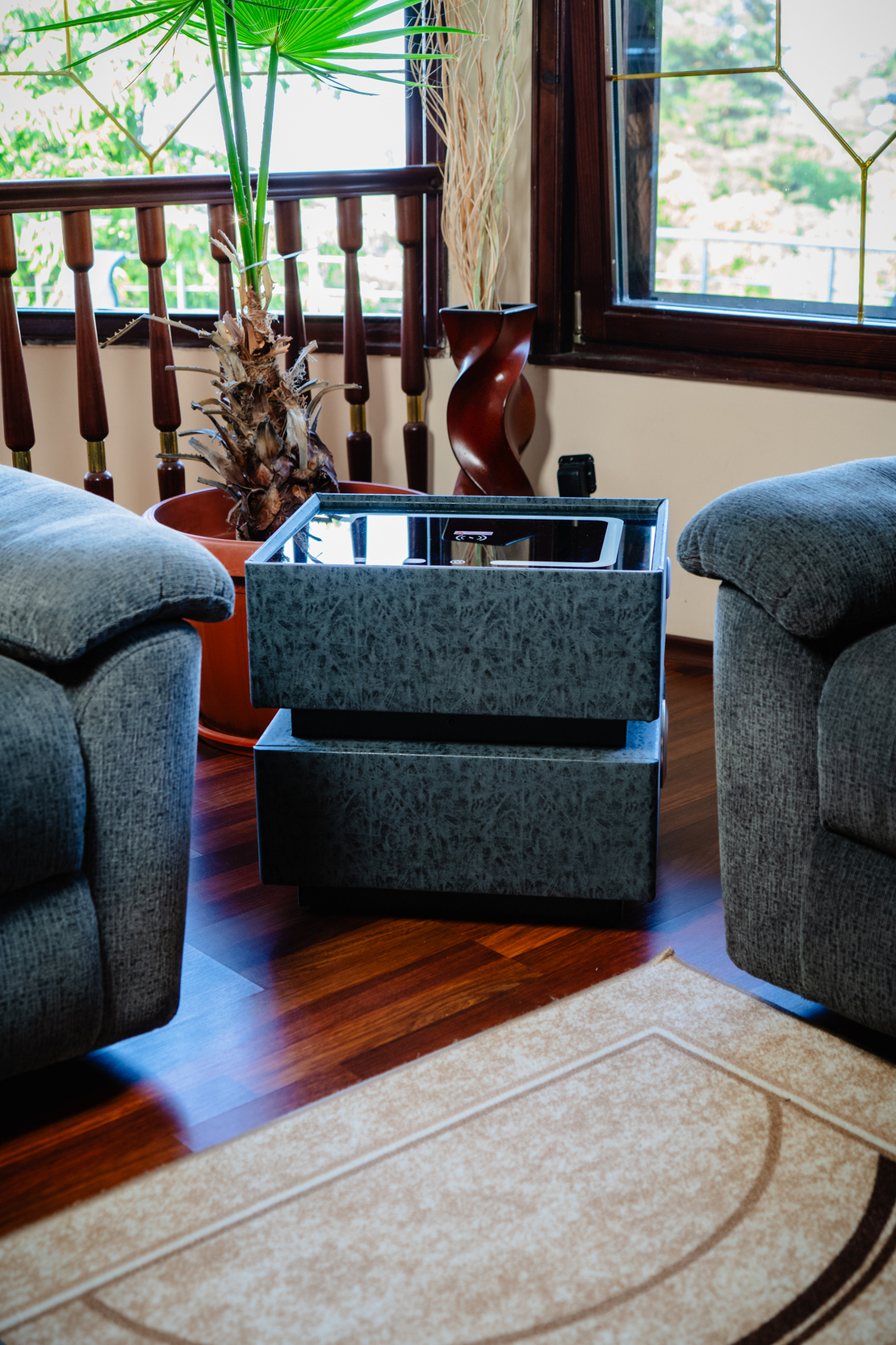 Смарт Шкаф SENSOR GLOW - безжично зареждане, Bluetooth стерео тонколона 20W, USB-A & USB-C, LED осветление (Цвят: Графитено сив с текстура)