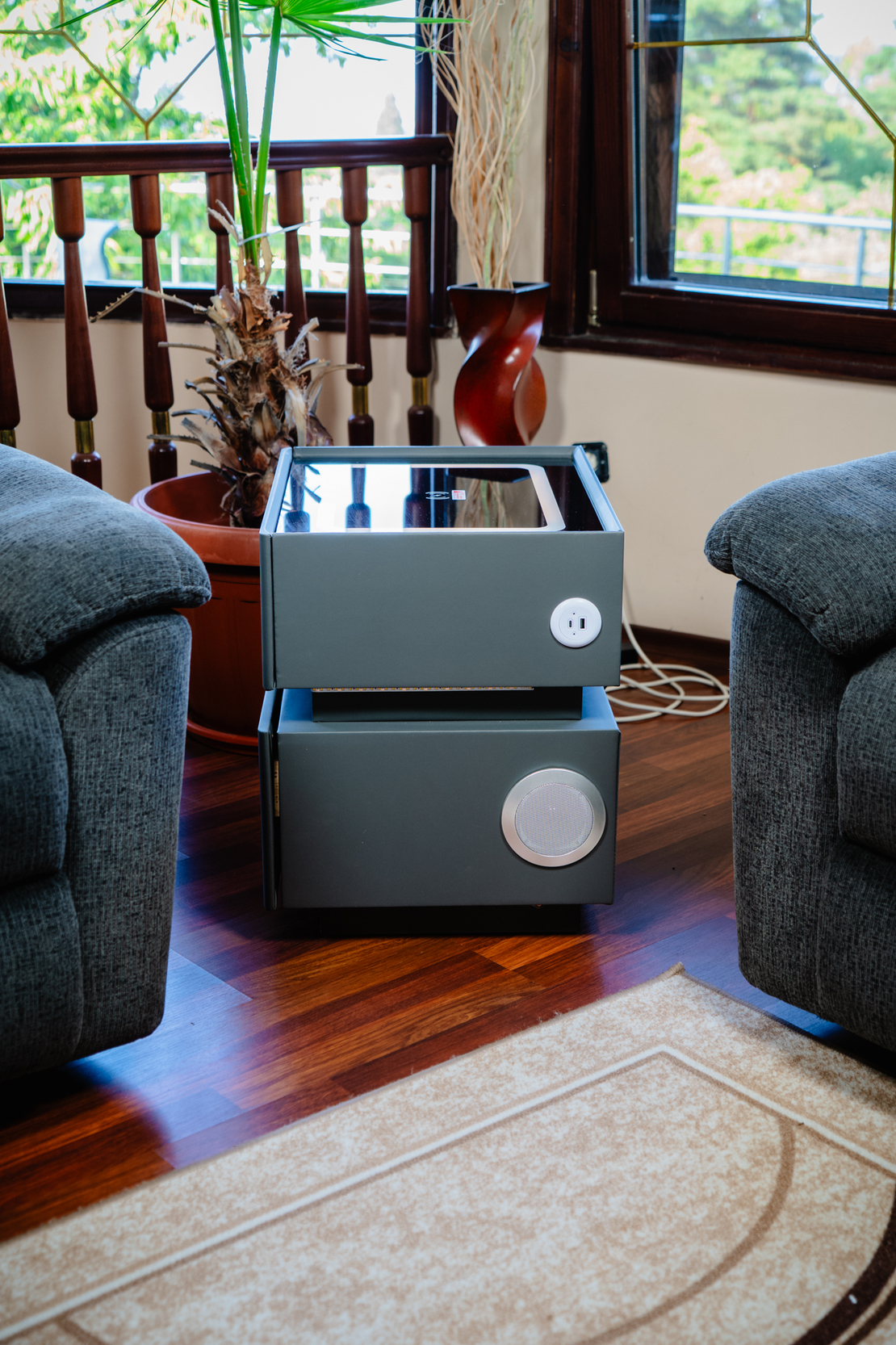 Смарт Шкаф SENSOR GLOW - безжично зареждане, Bluetooth стерео тонколона 20W, USB-A & USB-C, LED осветление (Цвят: Тъмно Сив)