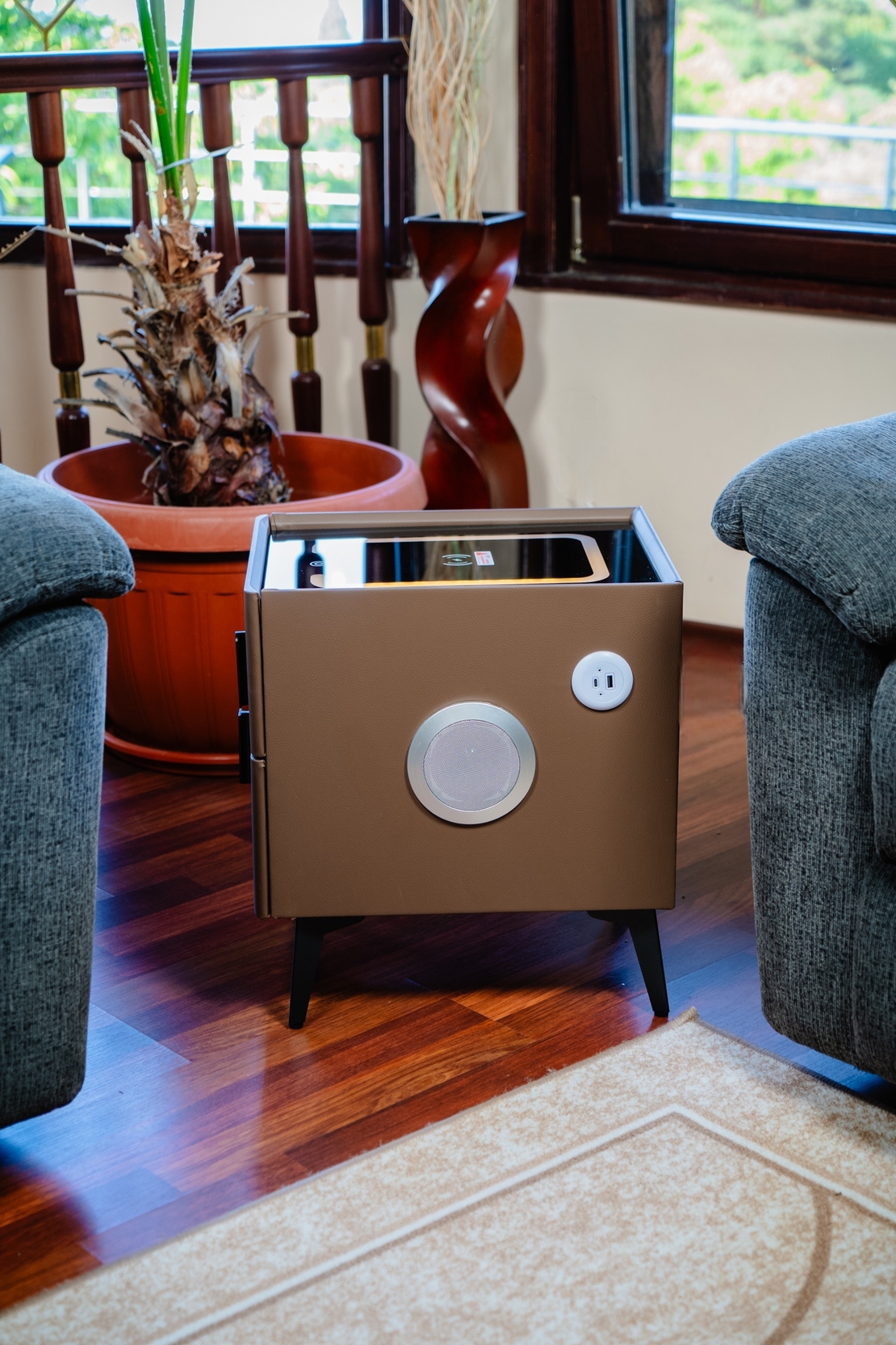 Смарт Шкаф MINI - безжично зареждане, Bluetooth стерео тонколона 20W, USB-A & USB-C, LED осветление (Кафяв)