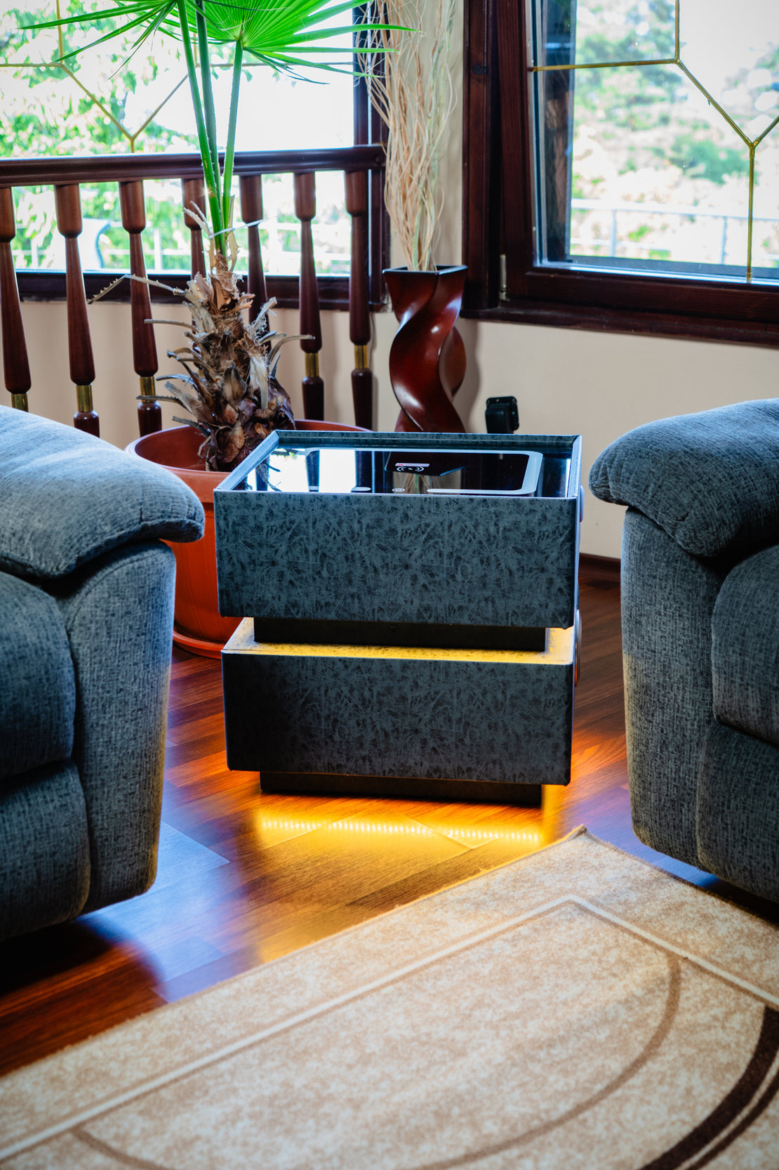 Смарт Шкаф SENSOR GLOW - безжично зареждане, Bluetooth стерео тонколона 20W, USB-A & USB-C, LED осветление (Цвят: Графитено сив с текстура)