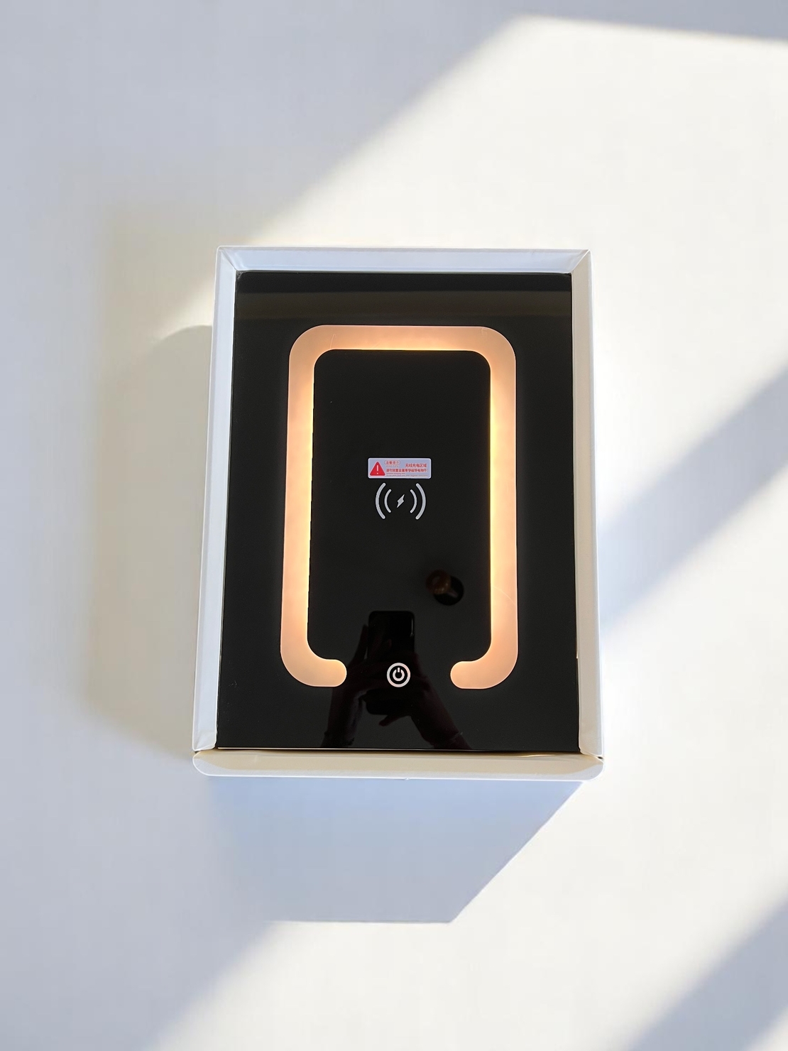 Смарт нощен шкаф с безжично зареждане, стерео тонколона, USB А & USB C порт и LED осветление (Цвят: Бял), Модел: 826