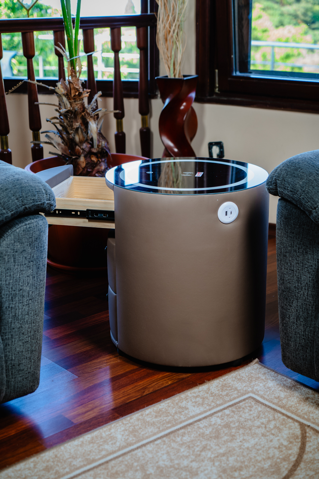 Смарт Шкаф SPHERE - безжично зареждане, Bluetooth стерео тонколона 20W, USB-A & USB-C, LED осветление (Цвят: Кафяв)