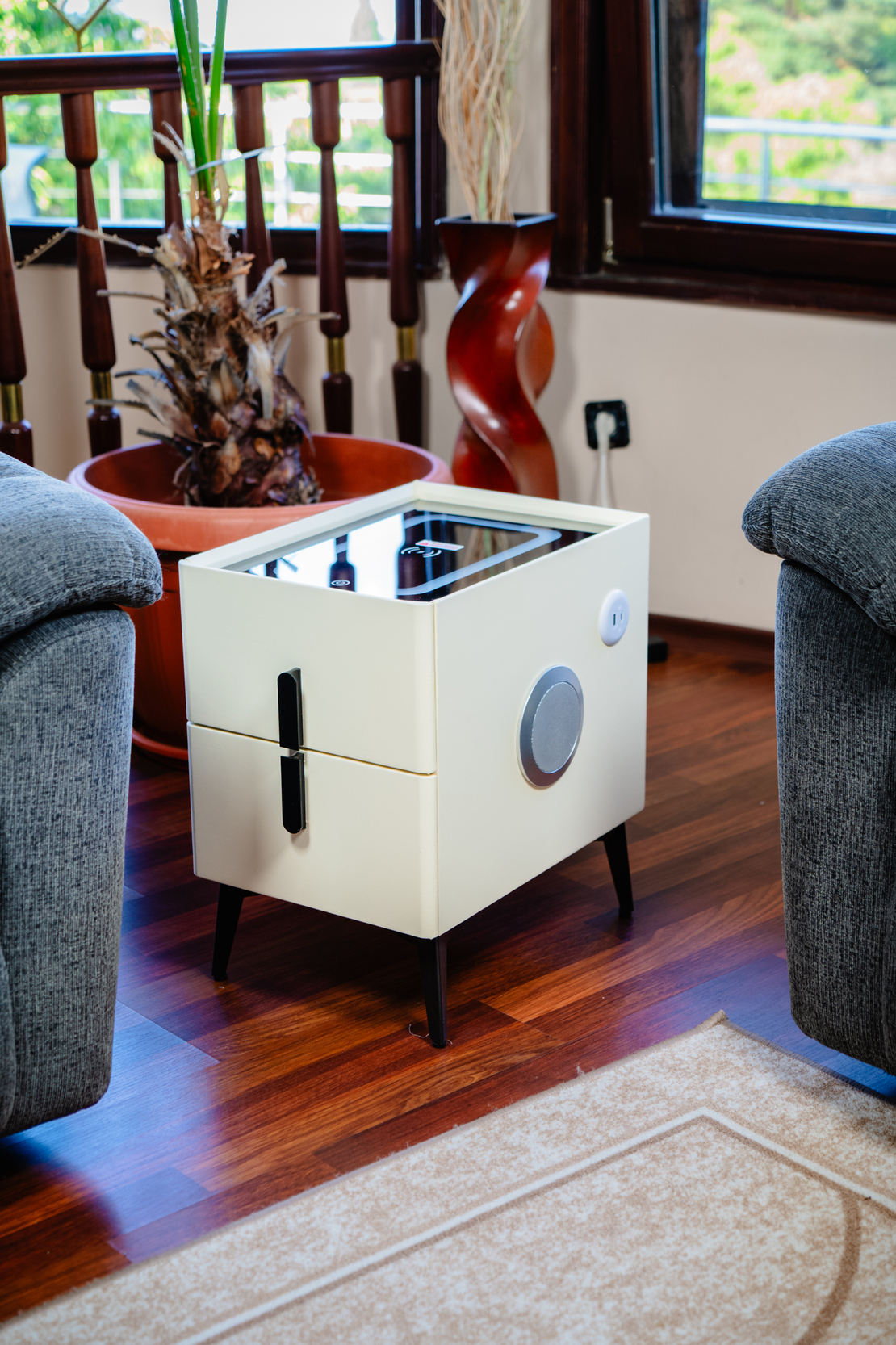 Смарт Шкаф MINI - безжично зареждане, Bluetooth стерео тонколона 20W, USB-A & USB-C, LED осветление (Бял цвят)