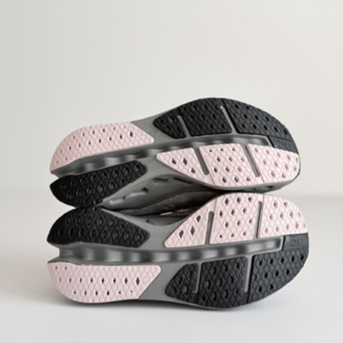 On Running Cloudsurfer Max Alloy