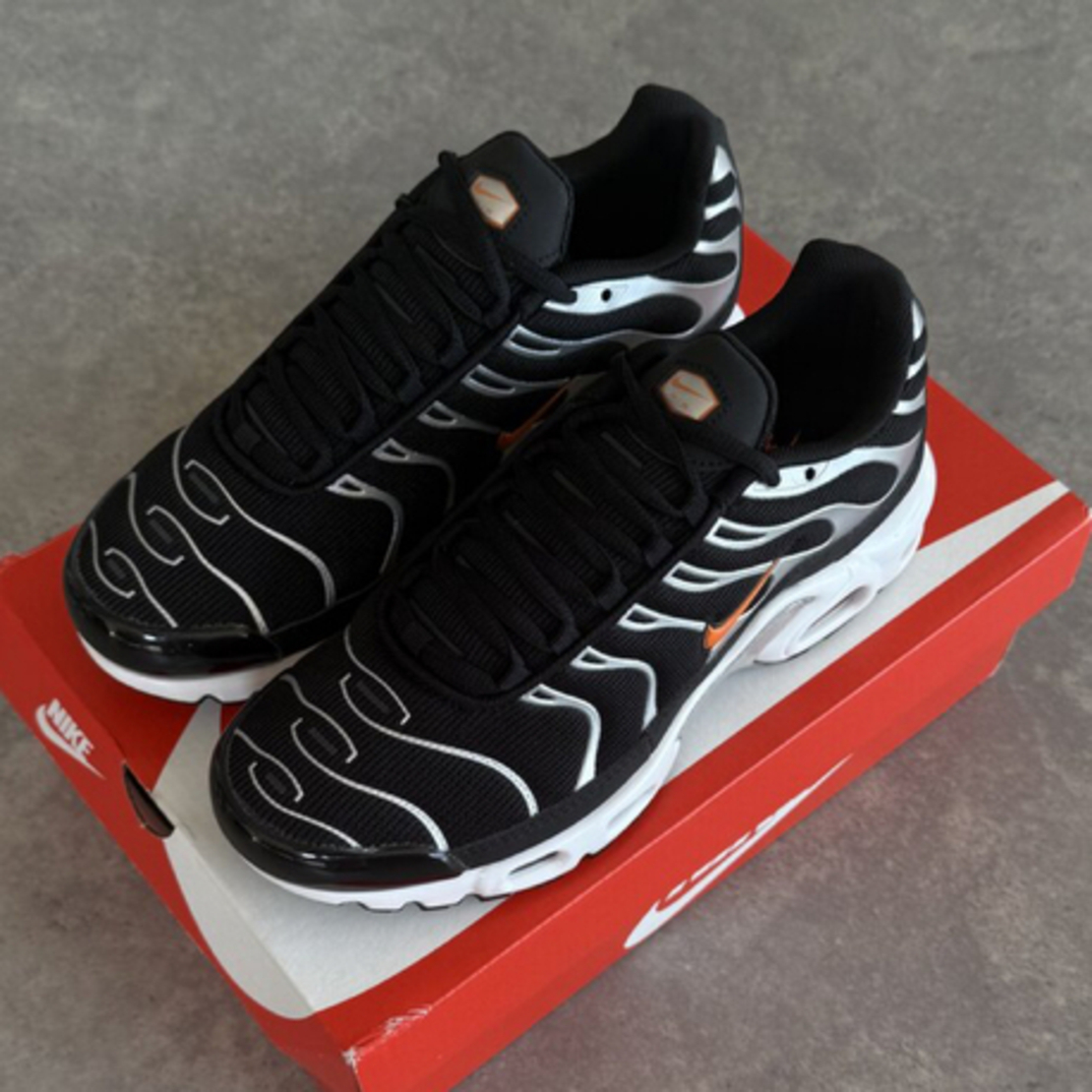 Air Max Plus Tn Black Dark Grey Hyper Crimson