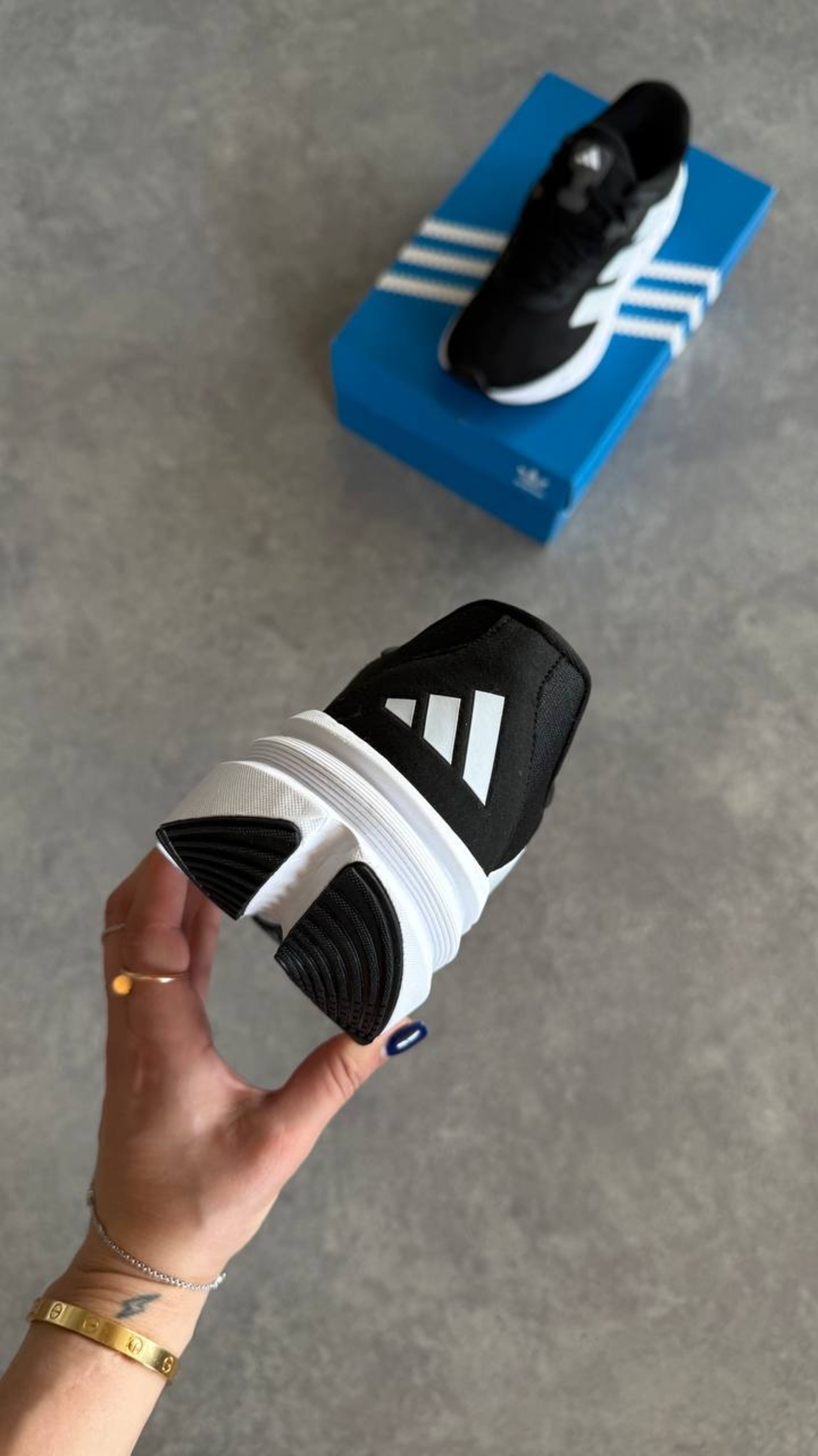 Adistar 3 “Black/White”