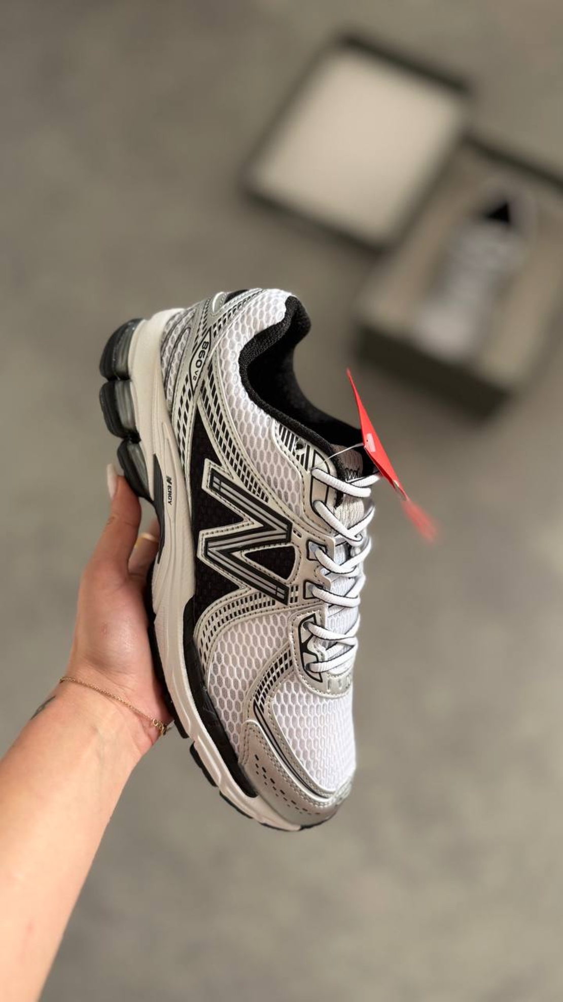 New Balance 860v2 