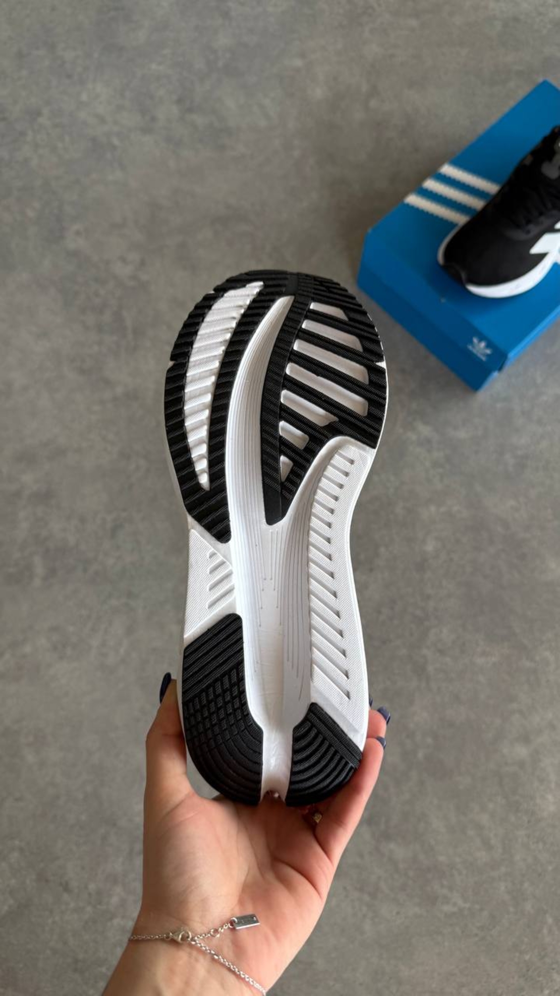 Adistar 3 “Black/White”