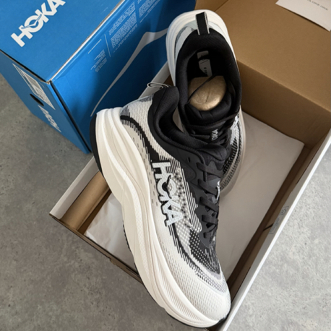 Hoka Skyflow in Black-White