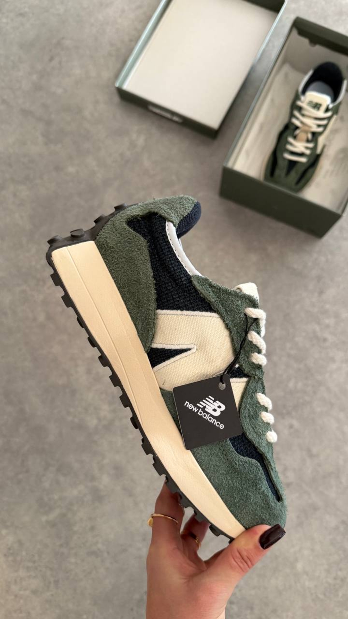 New Balance 327 “Midnight Green”