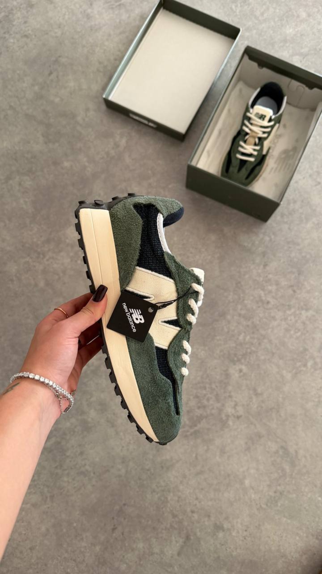 New Balance 327 “Midnight Green”