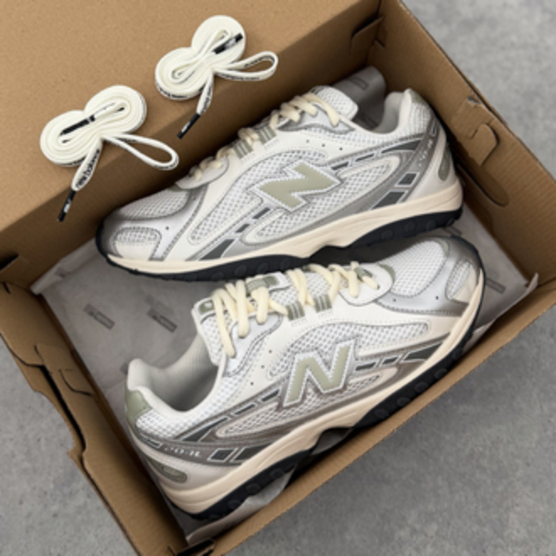 New Balance 204L Silver Metallic Sage Green