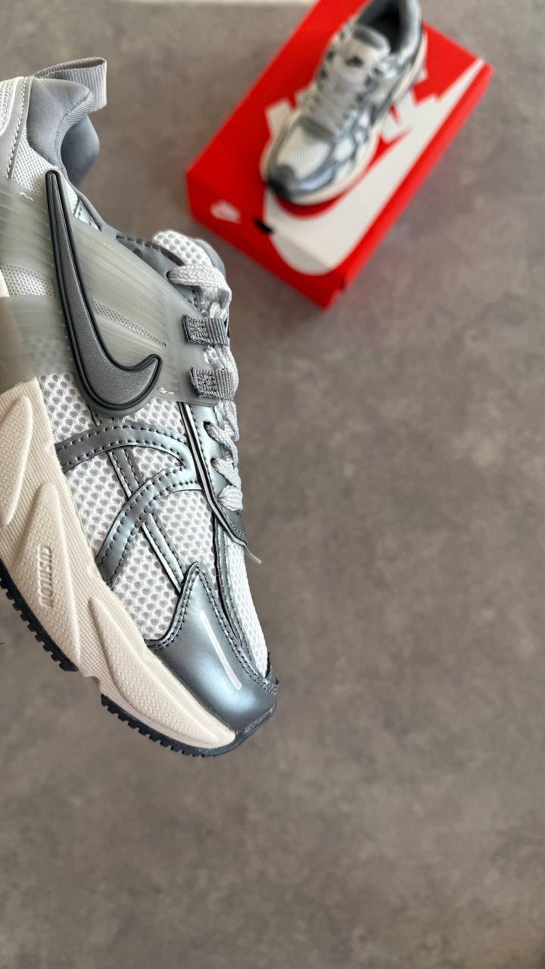 Nike V2K RUN 
