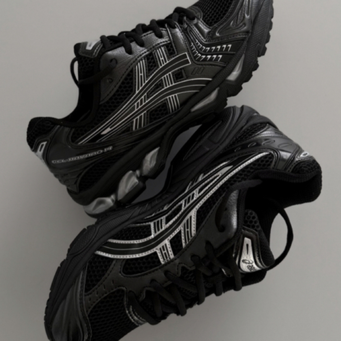On Cloudrunner 3 “All Black"