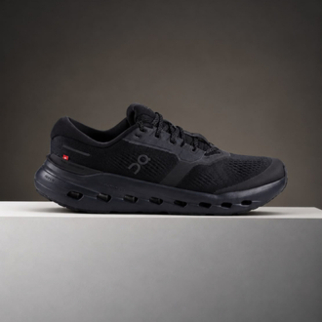 On Cloudrunner 3 “All Black"