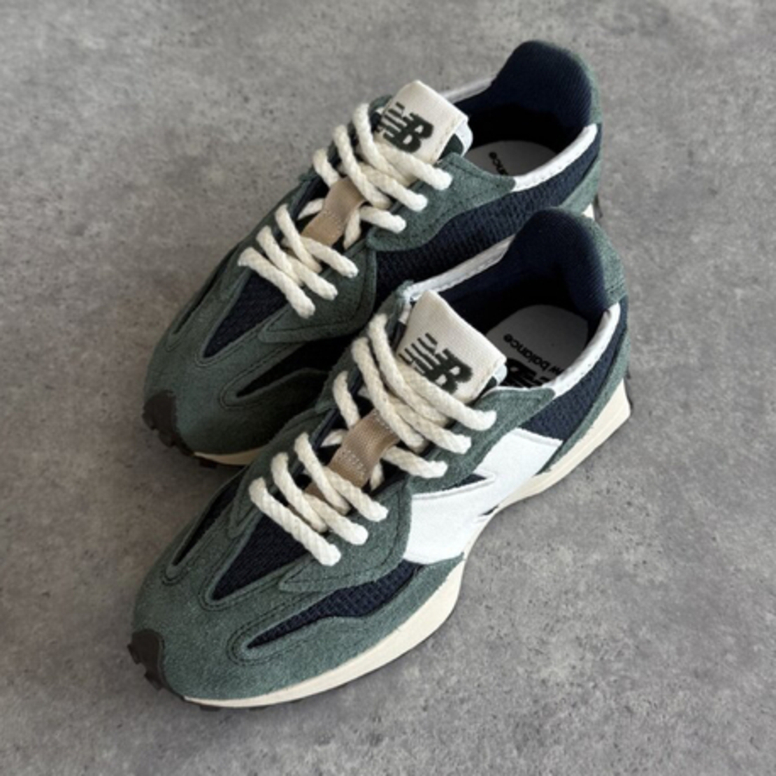 New Balance 327 “Midnight Green”
