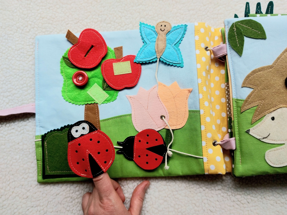 Тиха книжка от плат Пчелички