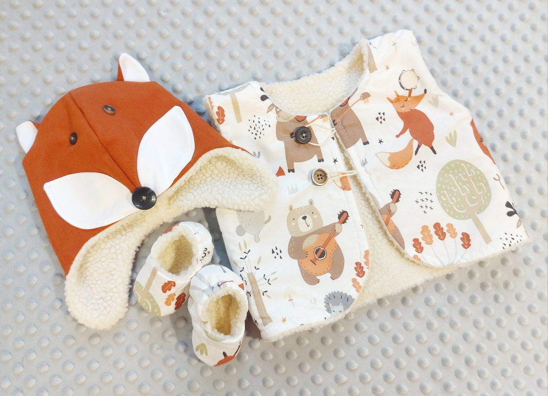 Детски комплект с елече, шапка и пантофки Лисан