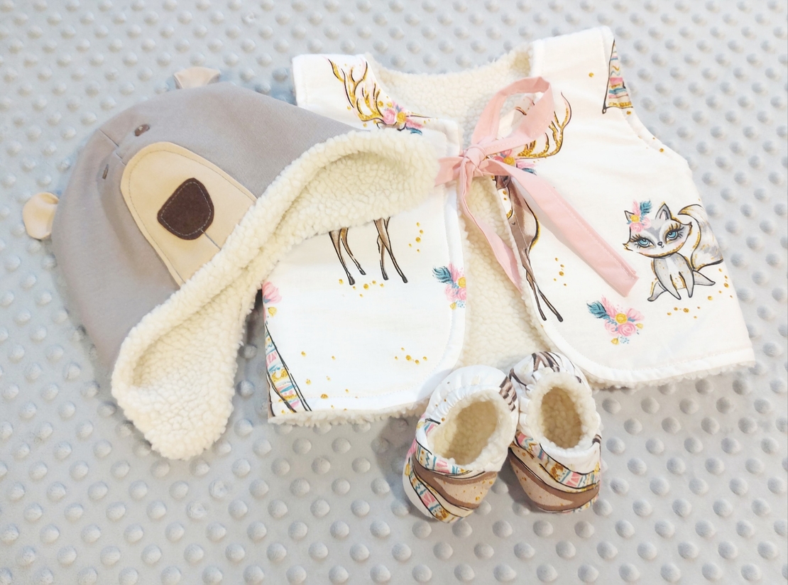 Детски комплект с елече, шапка и пантофки Мече