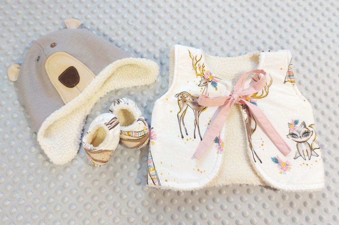 Детски комплект с елече, шапка и пантофки Мече