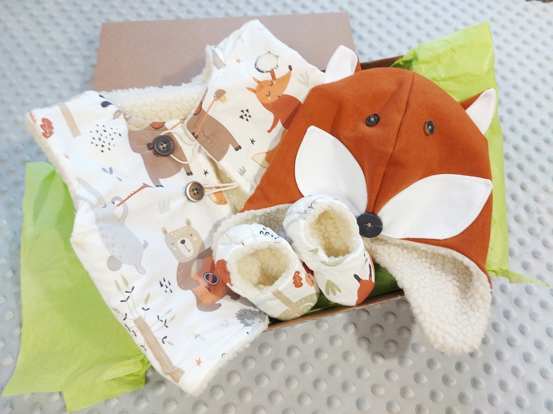 Детски комплект с елече, шапка и пантофки Лисан