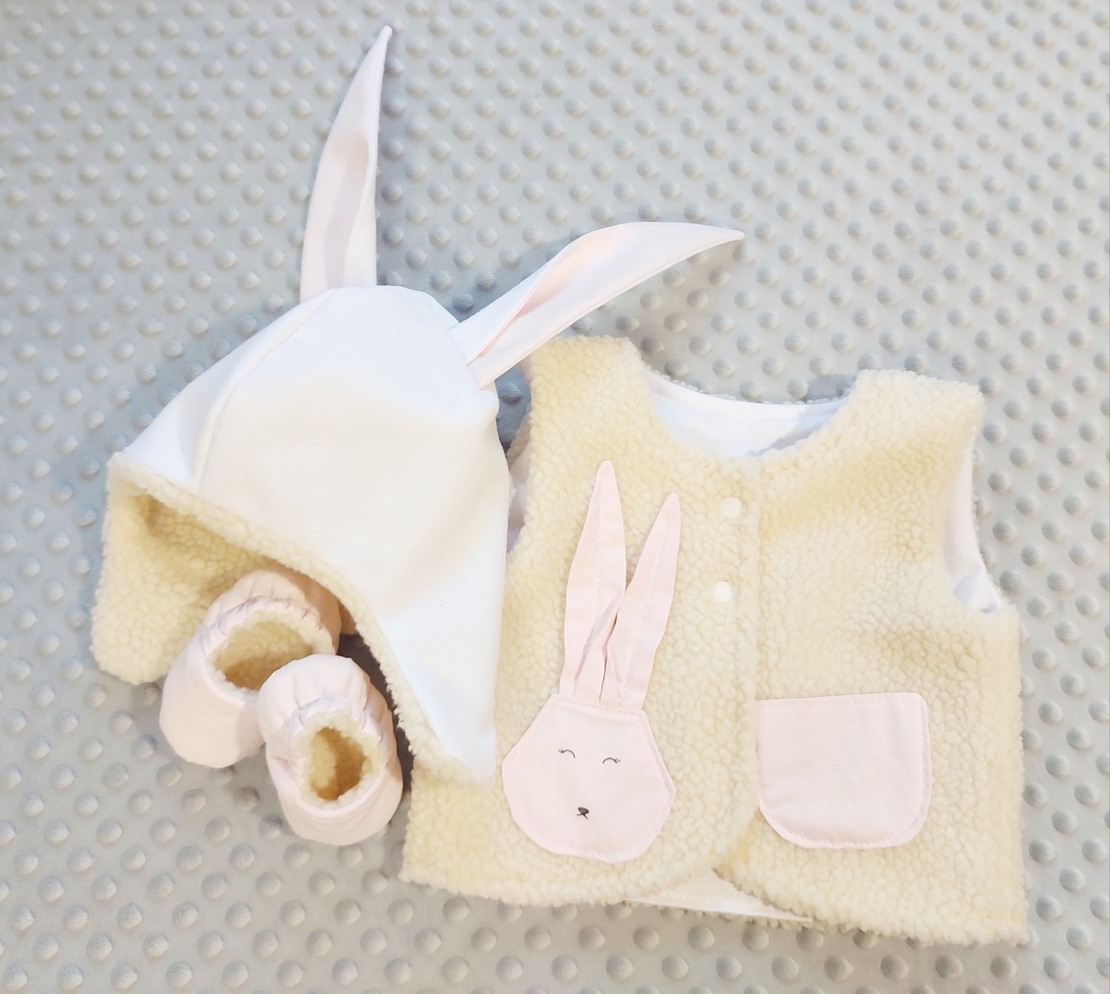 Детски комплект с елече, шапка и пантофки Зайче