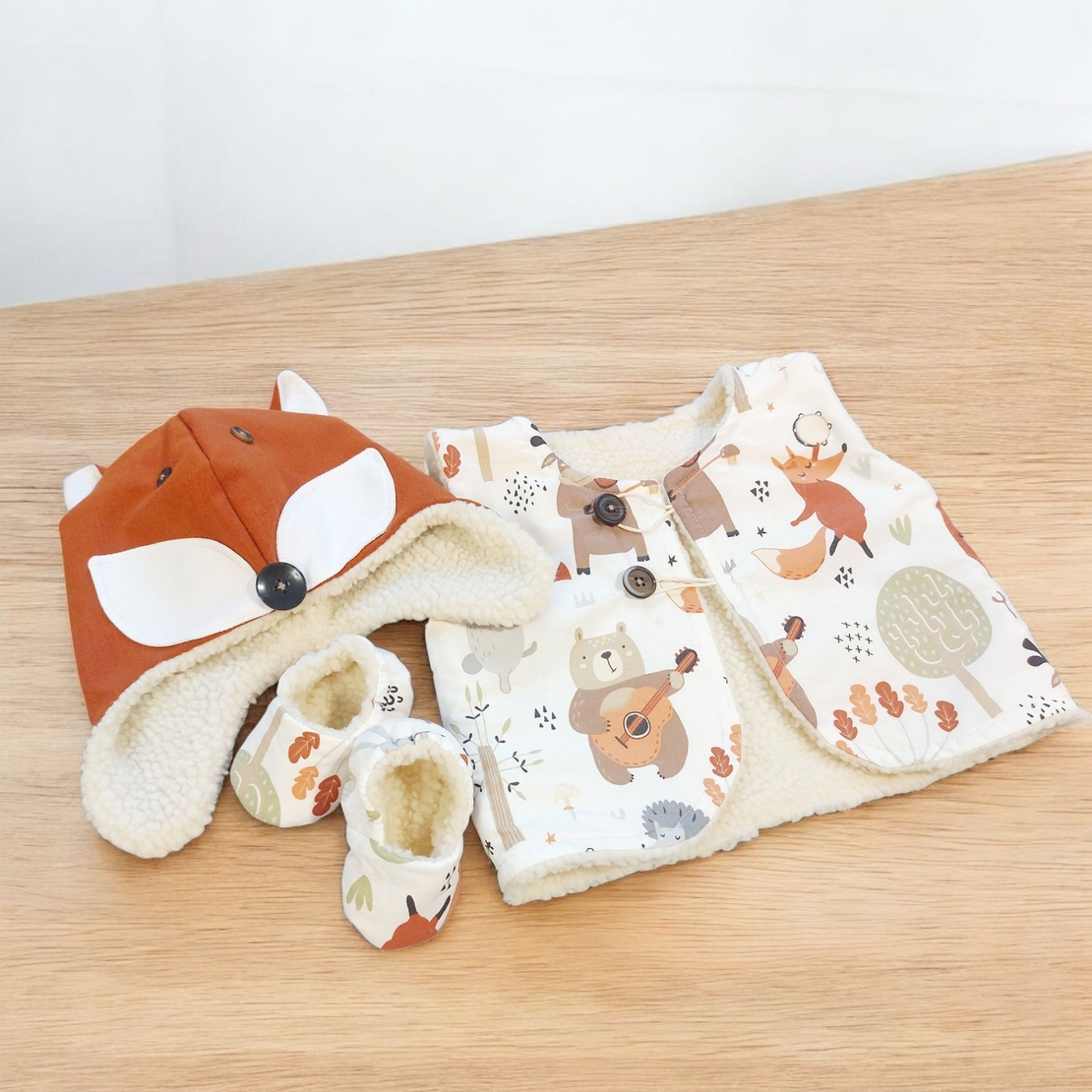 Детски комплект с елече, шапка и пантофки Лисан