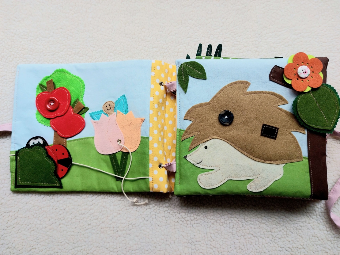 Тиха книжка от плат Пчелички