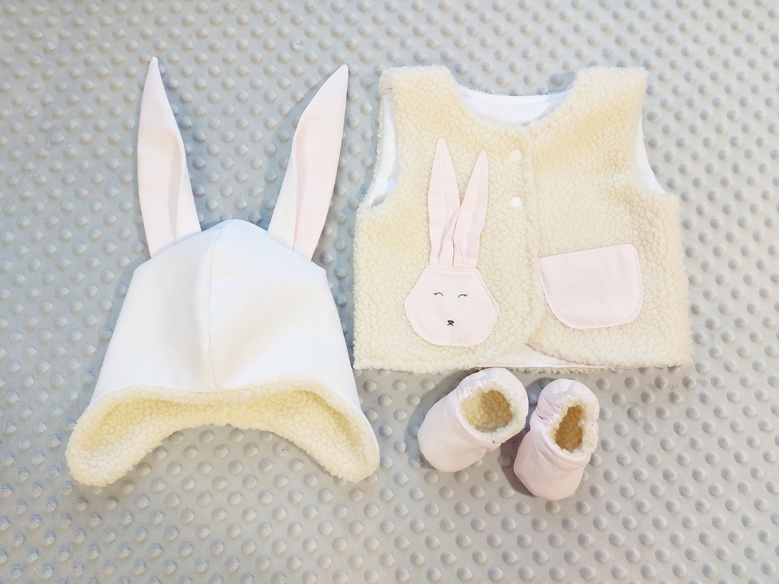 Детски комплект с елече, шапка и пантофки Зайче