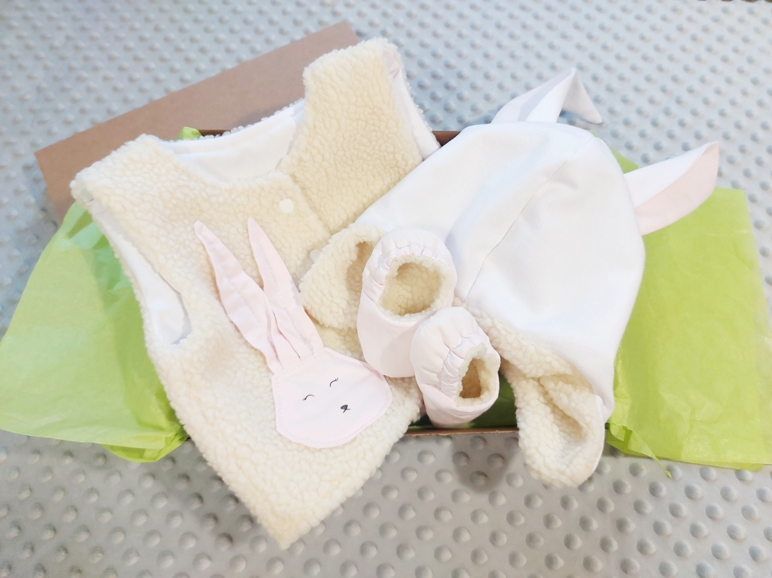 Детски комплект с елече, шапка и пантофки Зайче