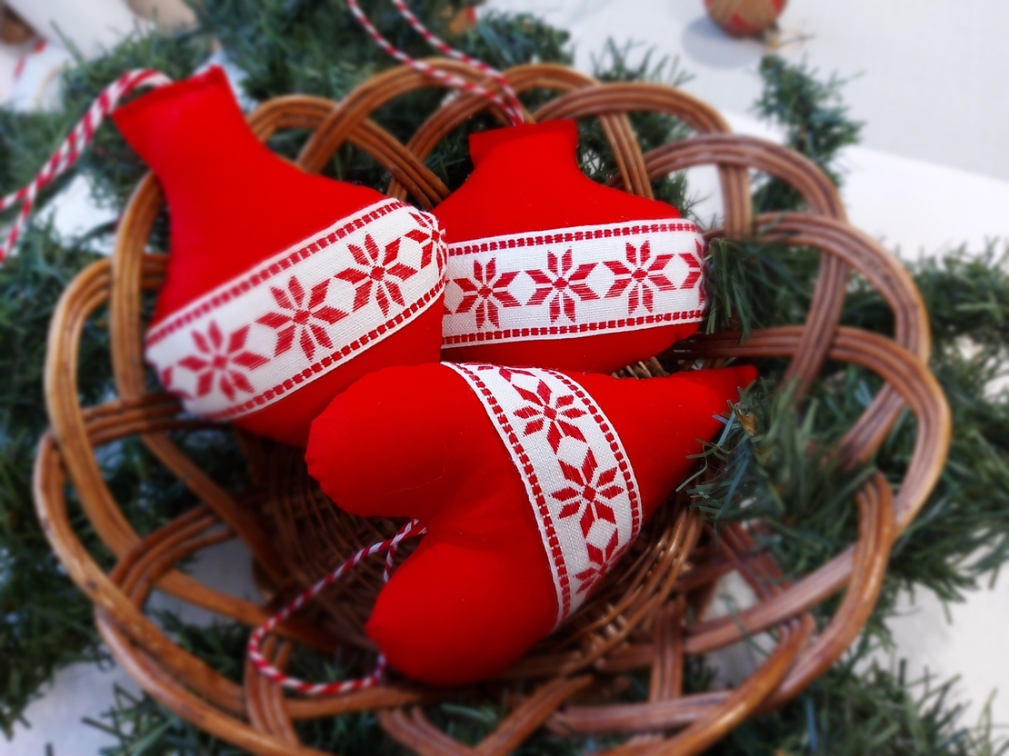 Играчки за елха в червено