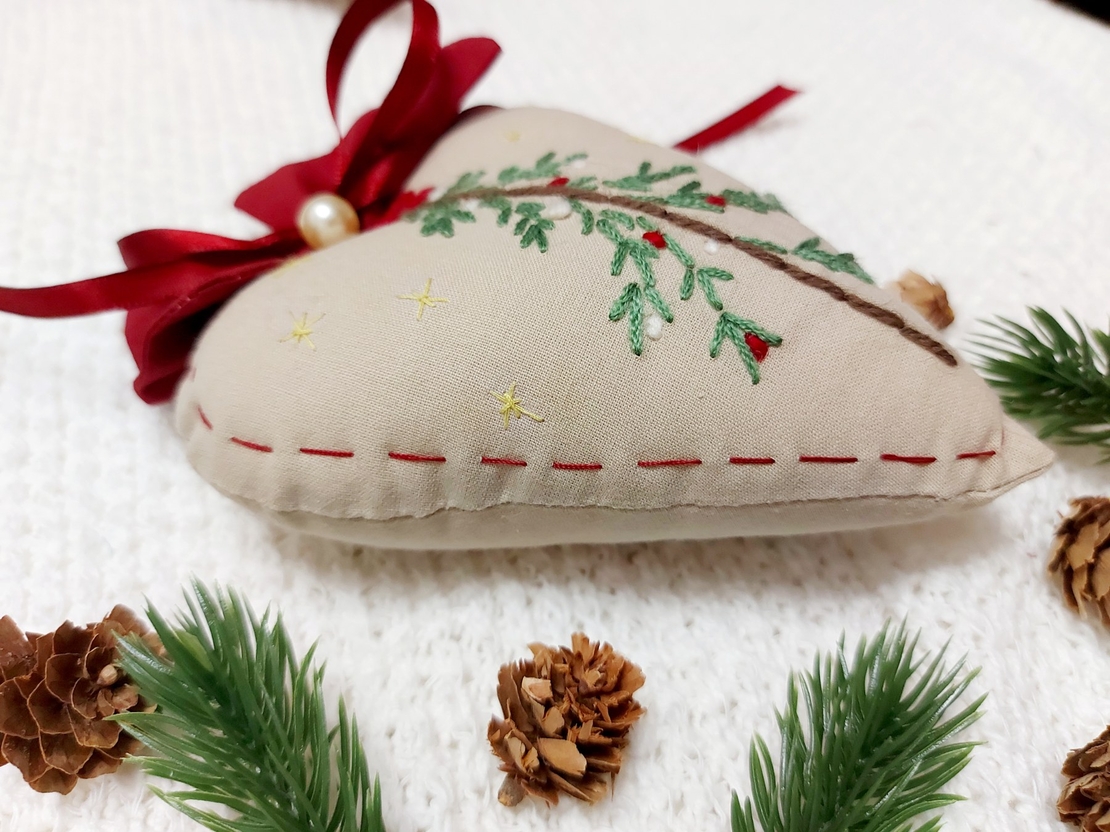 Бродирана играчка за елха Сърце бежово