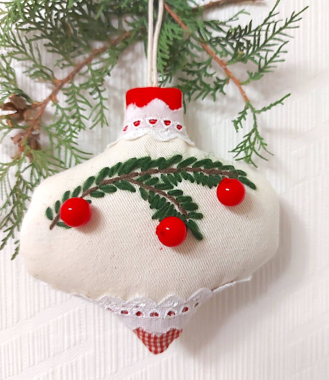 Бродирана играчка за елха